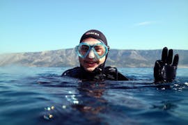 Ein Mann während eines PADI Discover Scuba Diving in Jelsa für Anfänger mit Black Pearl Diving Center Jelsa.