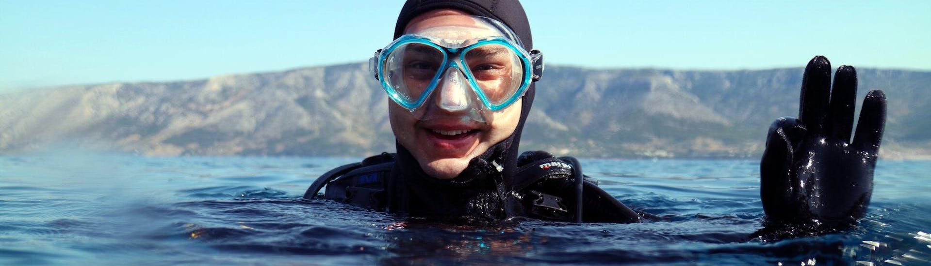 Ein Mann während eines PADI Discover Scuba Diving in Jelsa für Anfänger mit Black Pearl Diving Center Jelsa.