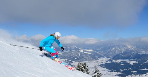 Cours de ski Adultes pour Skieurs Expérimentés avec l'école de ski Snow Sports School Eichenhof St. Johann Un skieur pendant les Cours de ski Adultes pour Skieurs Expérimentés avec l'école de ski Snow Sports School Eichenhof St. Johann.