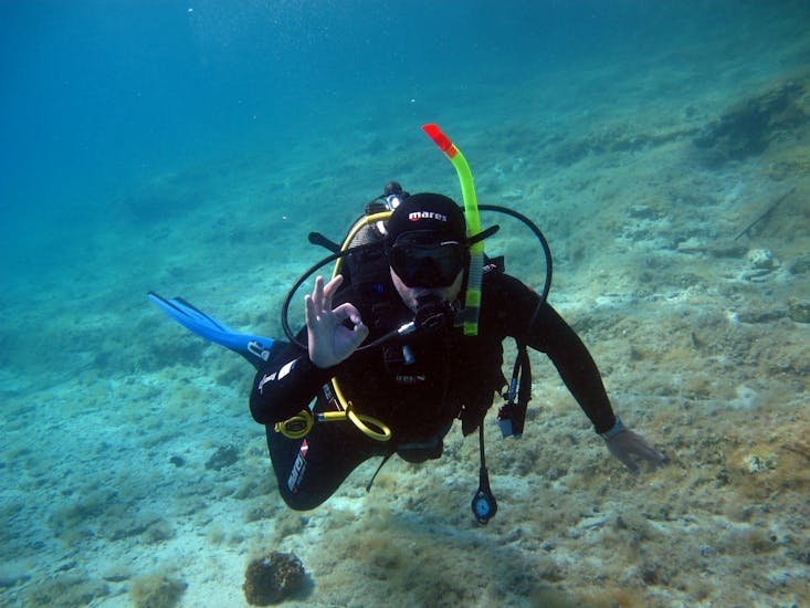 A participant diving during a PADI Open Water Diver Course in Jelsa for Beginners with Black Pearl Diving Center Jelsa.