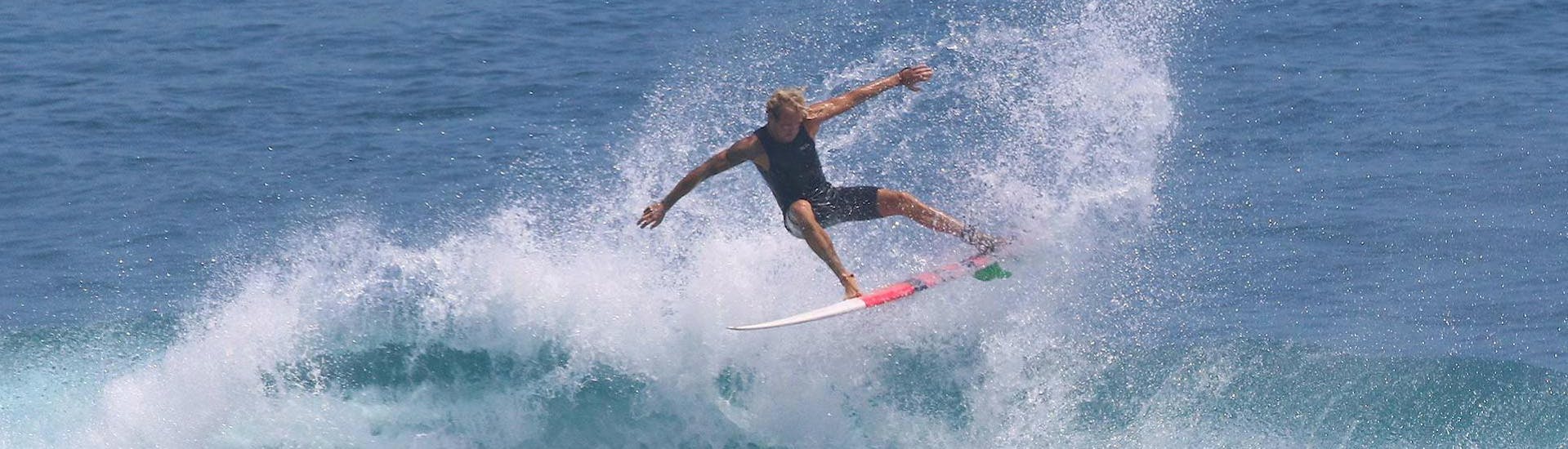 Lezioni private di surf da 7 anni per tutti i livelli.