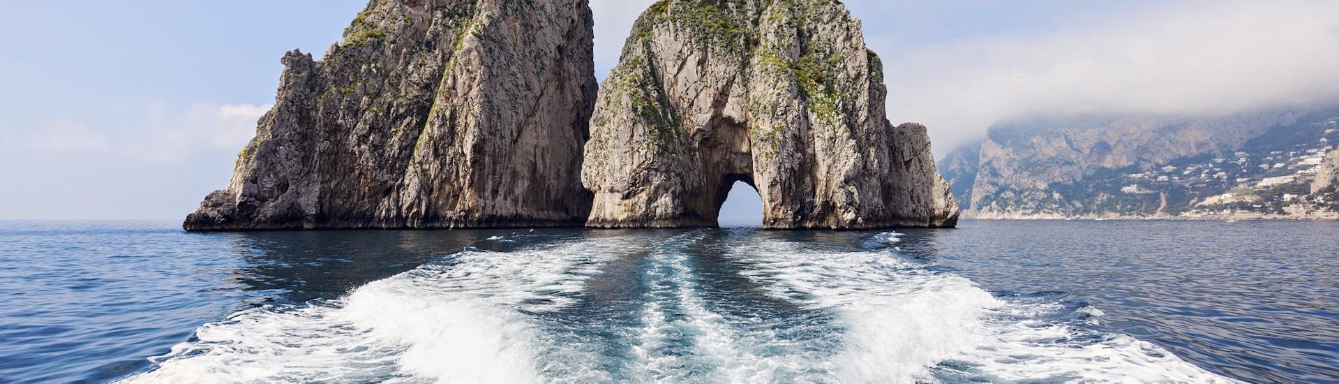 Una splendida vista sui Faraglioni che si può ammirare partecipando alla gita in barca per piccoli gruppi da Sorrento a Capri.