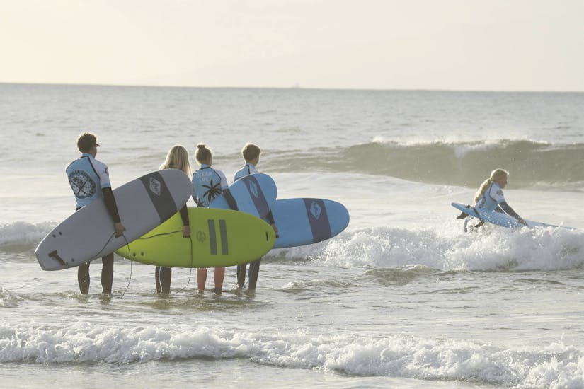 Lezioni di surf per principianti sulla spiaggia di Las Americas.