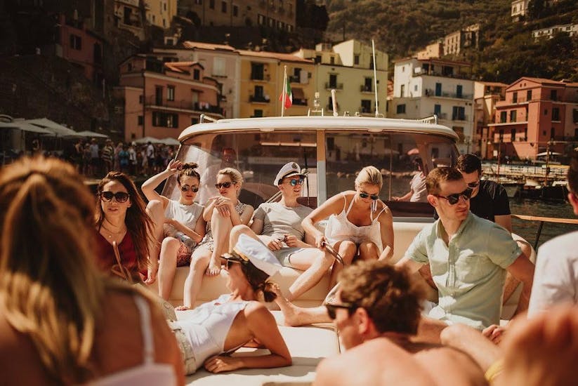 Un groupe d'amis allongés sur le bateau et profitant du soleil pendant l'excursion en bateau de Sorrento à Positano et Amalfi avec Capitano Ago Costiera Amalfitana.