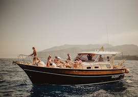 Boot von Capitano Ago mit Menschen an Deck beim Navigieren während der Bootsfahrt von Sorrent nach Positano und Amalfi.