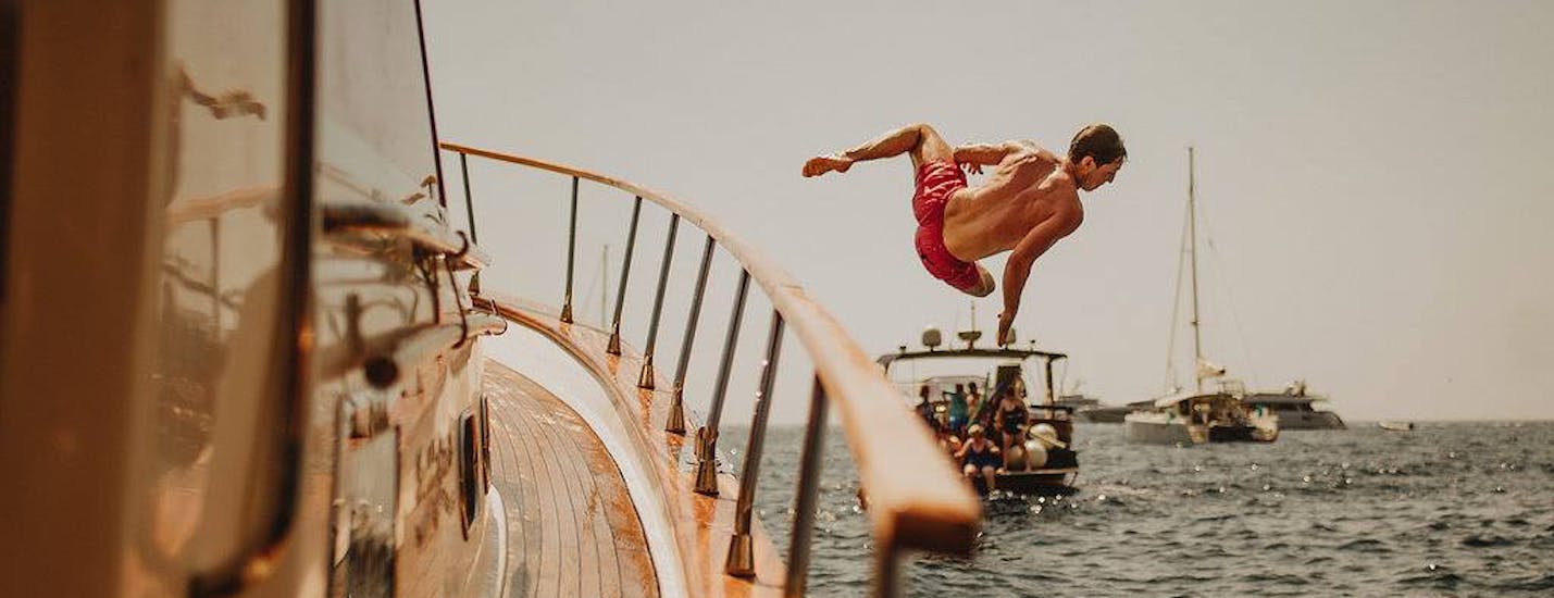 Man springt van de boot tijdens Boottocht van Sorrento naar Capri Capitano Ago Costiera Amalfitana.