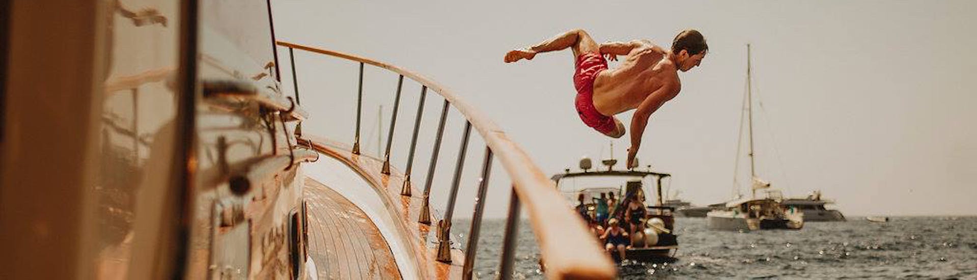 Mann springt vom Boot während Bootstour nach Capri von Sorrento.