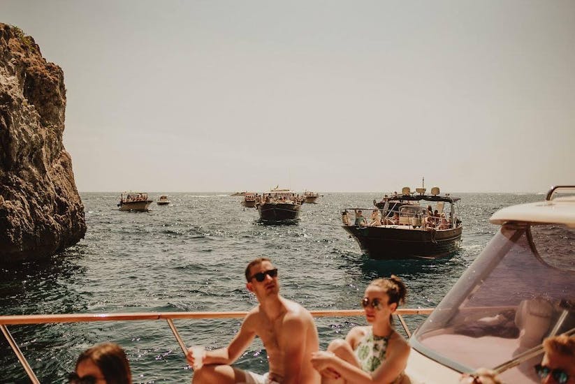 Persone sdraiate su una barca durante la gita in barca privata da Sorrento a Capri e Positano con il Capitano Ago.