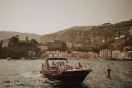 Vista del barco de Capitano Ago y de la costa de Positano durante el viaje en barco privado desde Sorrento a Capri y Positano.