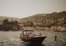 Blick auf das Boot von Capitano Ago und die Küste von Positano während der privaten Bootsfahrt von Sorrento nach Capri und Positano.