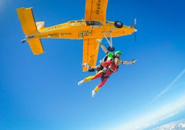 Photo d'un couple lors du Saut en parachute tandem en Algarve à partir de 4500 m avec Skydive Seven Algarve.