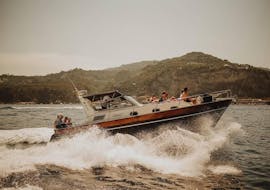 Das Boot fährt mit voller Geschwindigkeit während der privaten Bootsfahrt von Neapel nach Capri und Positano mit Capitano Ago Costiera Amalfitana.