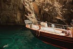 Des personnes profitant de leur voyage en bateau lors de l'excursion en bateau privé d'Amalfi à Capri et Positano avec Capitano Ago.