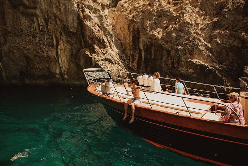 Menschen, die ihre Fahrt auf dem Boot während der privaten Bootsfahrt von Amalfi nach Capri und Positano mit Capitano Ago genießen.