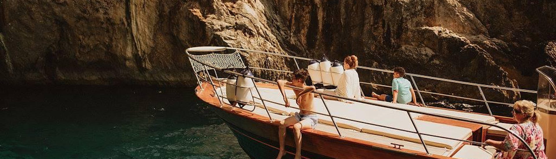 Menschen, die ihre Fahrt auf dem Boot während der privaten Bootsfahrt von Amalfi nach Capri und Positano mit Capitano Ago genießen.
