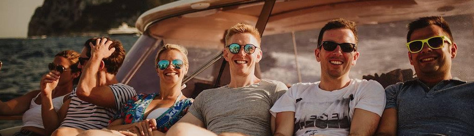 Un groupe d'amis allongés sur le bateau et profitant du soleil pendant l'excursion en bateau privé de Sorrente à Capri avec Capitano Ago.
