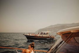 Photo d'un bateau en croisière prise depuis le bateau de Capitano Ago lors d'une excursion en bateau privée de Sorrento à Capri.