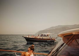 Immagine di una barca in crociera presa dalla barca del Capitano Ago durante il viaggio in barca privata da Sorrento a Capri.