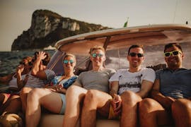 Een groep vrienden liggend op de boot en genietend van de zon tijdens de Privé Boottocht van Amalfi naar Capri met Capitano Ago.