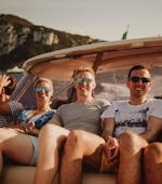 Eine Gruppe von Freunden liegt auf dem Boot und genießt die Sonne während der privaten Bootsfahrt von Amalfi nach Capri mit Capitano Ago.
