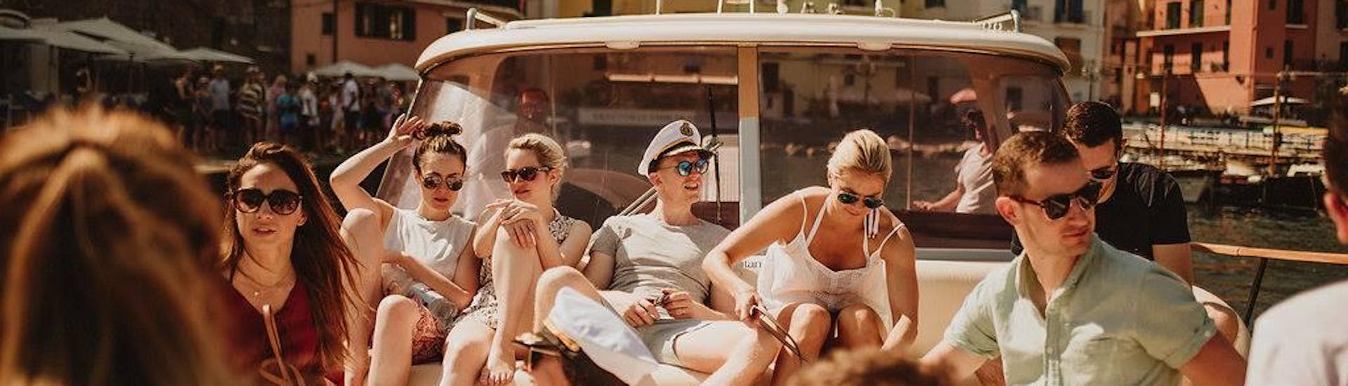 Eine Gruppe von Leuten liegt auf dem Boot und genießt die Sonne während der privaten Bootsfahrt von Sorrent nach Amalfi und Positano mit Capitano Ago.