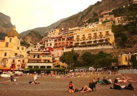 Foto de la colina de Positano y sus edificios durante el viaje en barco privado desde Nápoles a la Costa de Amalfi con Capitano Ago.