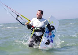 A man getting out of the water after his Kitesurf Beginner Lessons from 8 years in Fehmarn with Kitesurf-Guide Fehmarn.