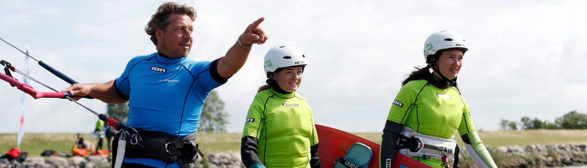 The teacher from Kitesurf-Guide Fehmarn explains his plans to his students which are taking the Kitesurfing Lessons "Rising Star" from 8 years in Fehmarn. 