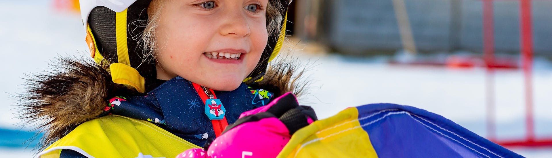 Un enfant s'amusant lors des Cours de ski Enfants "Bambini MAX 4" (2-3 ans) pour Débutants avec l'école de ski Snow Sports School Eichenhof St. Johann.