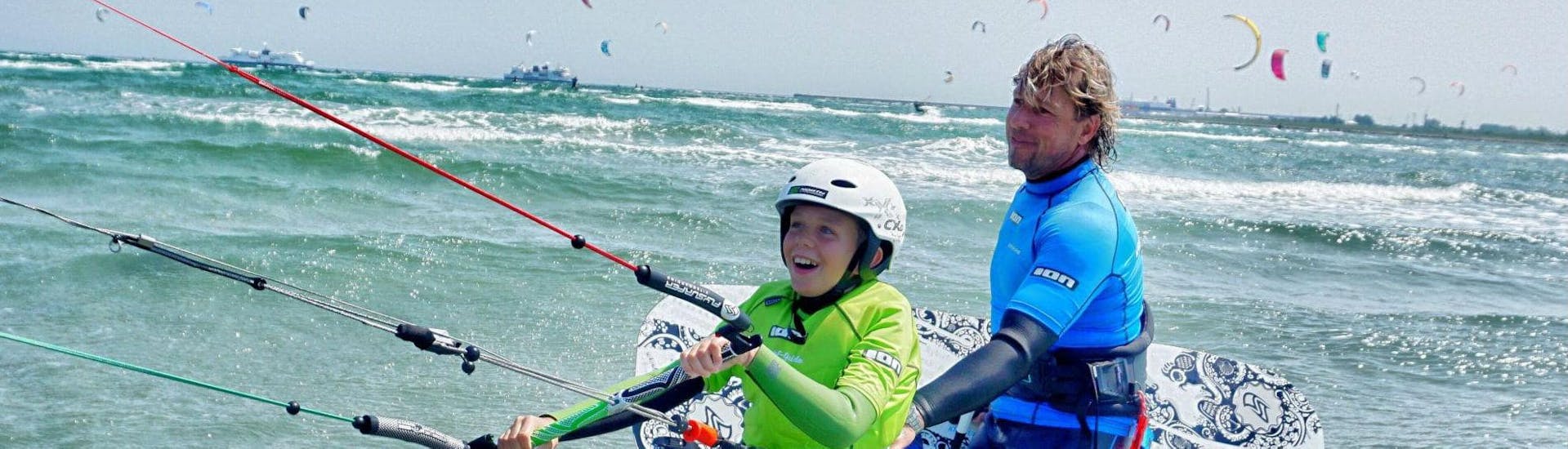 The teacher and a child during Kitesurfing Premium Lessons from 8 years in Fehmarn with Kitesurf-Guide Fehmarn.