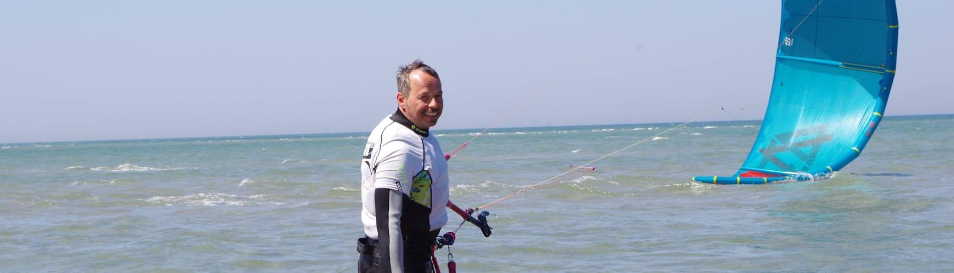 Ein Mann mit seiner Kitesurfingausrüstung im Wasser während des Privates Kitesurf Coaching ab 8 Jahren in Fehmarn mit Kitesurf-Guide Fehmarn.