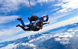 A tandem master from Skydive Center has jumped with a passenger off the plane at an altitude of 4000m in Gap-Tallard.