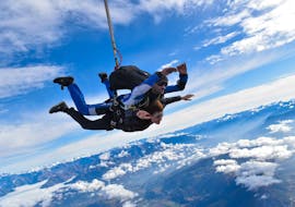 Un pilote de tandem de Skydive Center saute en parachute avec un passager à une altitude de 4 000 m à Gap-Tallard.