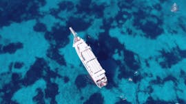 Eines der geräumigen Boote von Lady Luna 2 bei der Bootstour von Palau zum La Maddalena Archipel.