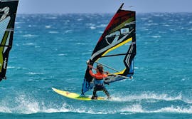 Cours privé de windsurf à Costa Calma (dès 9 ans) avec Matas Bay Surf School.