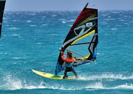 Cours privé de windsurf à Costa Calma (dès 9 ans) avec Matas Bay Surf School