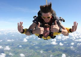 Un pilote de tandem de Skydive Spa & Cerfontaine fait du parachutisme avec un passager au-dessus de Spa à une altitude de 4 000 m.