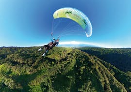 A person is happy to do a Tandem Paragliding Flight "Discovery" over the Bay of St Leu with Addict Parapente.