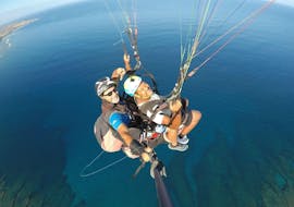 A man is happy to do a Tandem Paragliding Flight "Performance" over the Bay of St Leu with Addict Parapente.