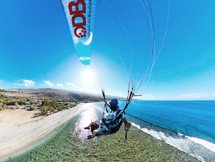 People enjoying an Unforgettable Tandem Paragliding in Baie de St Leu with Addict Parapente.