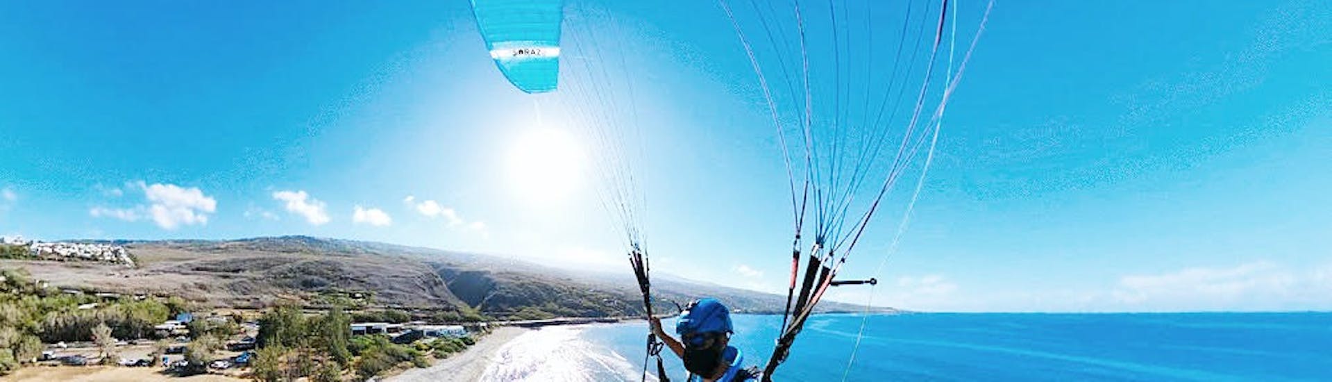 People enjoying an Unforgettable Tandem Paragliding in Baie de St Leu with Addict Parapente.
