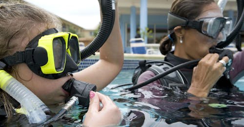 Curso de buceo para niños Bubblemaker de Blue Water Diving. Joven buceadora lista para tomar su primera clase en el curso de buceo Bubblemaker para niños de Blue Water Diving.