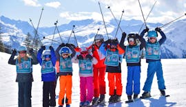 Een groep kinderen juichen tijdens de Skilessen voor kinderen (5-14 jaar) voor alle niveaus bij skischool Snowsports Westendorf.