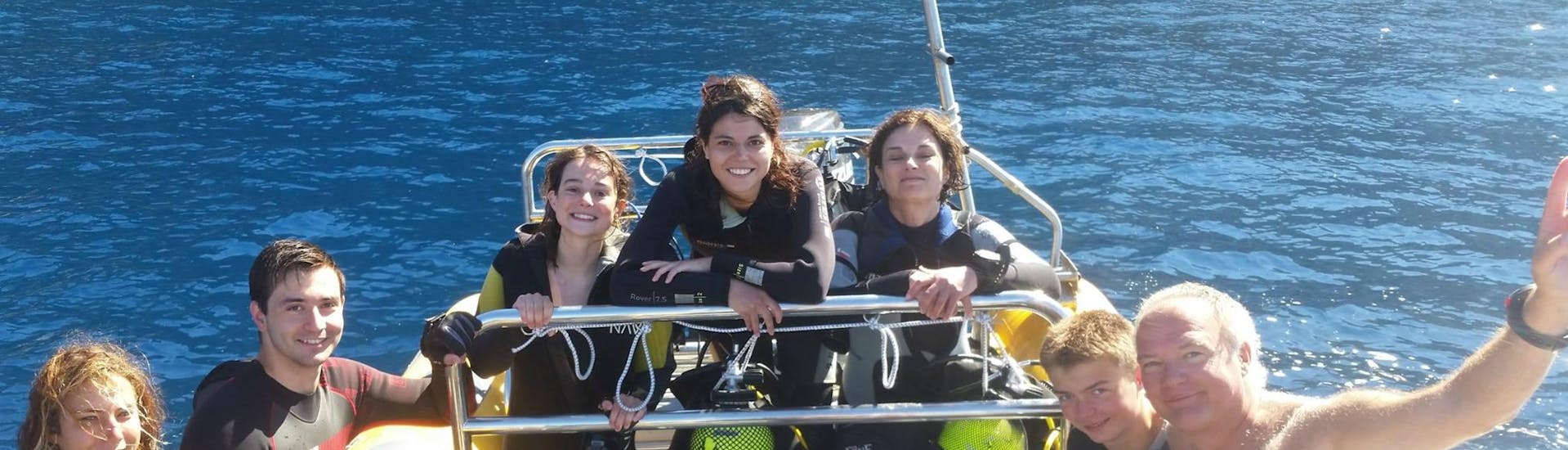 Divers on the boat during the snorkeling excursion in Faial with Haliotis Faial.