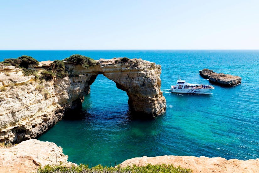 Durante l'escursione in catamarano da Vilamoura verso le Grotte di Benagil, organizzato da Ocean Quest, i turisti si meravigliano difronte alle splendide formazioni rocciose.