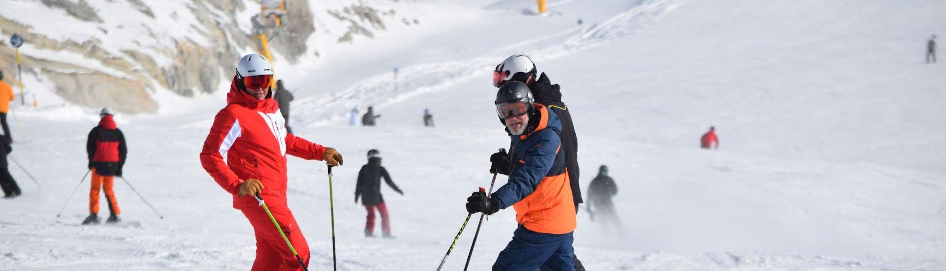 Ein Skilehrer mit zwei Schülern während des Skikurses für Jugendliche und Erwachsene aller Levels mit der Skischule Snowsports Westendorf.