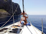 2 niñas descansan en el barco durante la excursión en velero privado a Sa Calobra desde Port de Sóller con Let's Sail Mallorca.