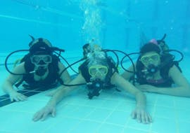 3 Friends trying their first dive during the PADI Scuba Diver Course for Beginners in Santa Maria  in the pool with Haliots Santa Maria.