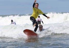 Ein Kind surft eine Welle am Strand Les Cavaliers in Anglet.