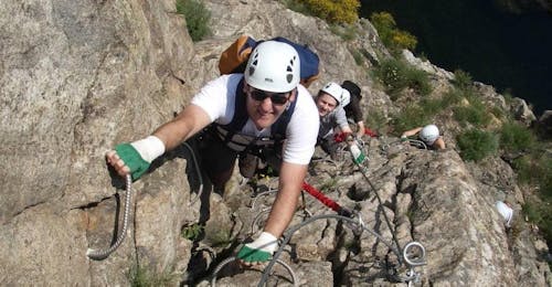 Via Ferrata du Pont du Diable en Ardèche avec GEO Ardèche Canyon Des amis escaladent une falaise au-dessus de la rivière Ardèche lors de leur Via Ferrata en Ardèche - Pont du Diable avec Geo Ardèche Canyon.